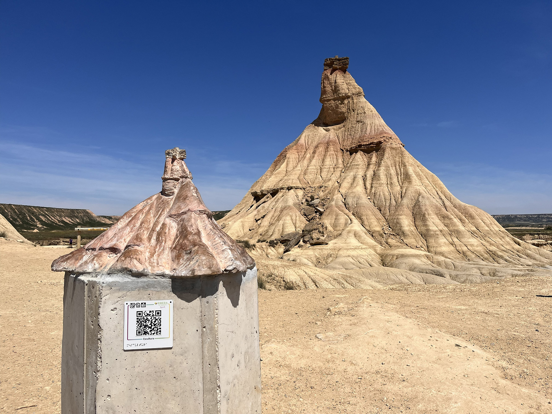 Escultura en primer plano del monumento natural Castildetierra. Es una estación táctil ubicada frente al monumento real.